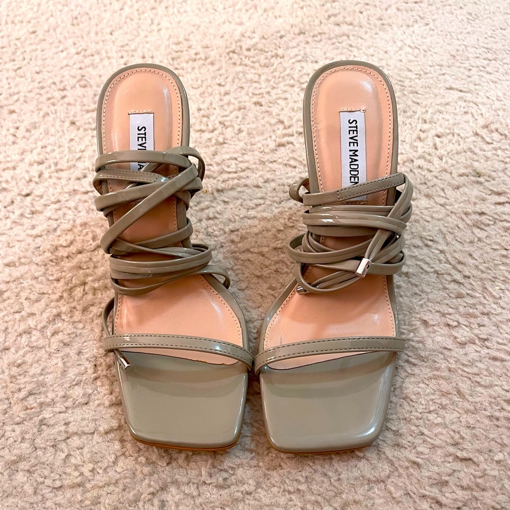 BNWOT Steve Madden Women's Uplift Heeled Sandal Heel Grey Patent Nude Neutral